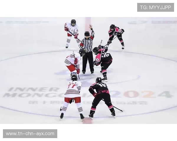 冰球青年队在训练中提升控杆和滑行能力